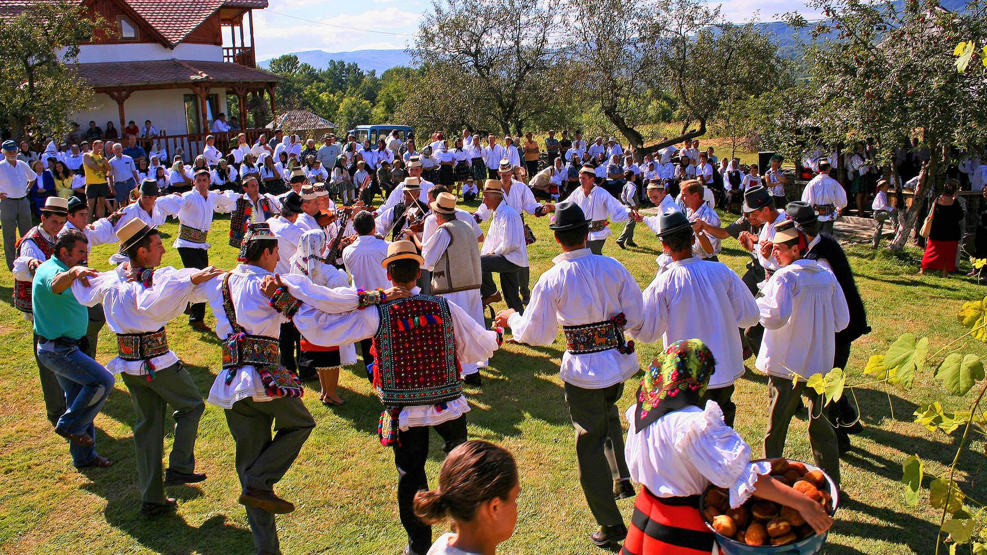 Jocul Satului — eveniment tradițional în Hoteni